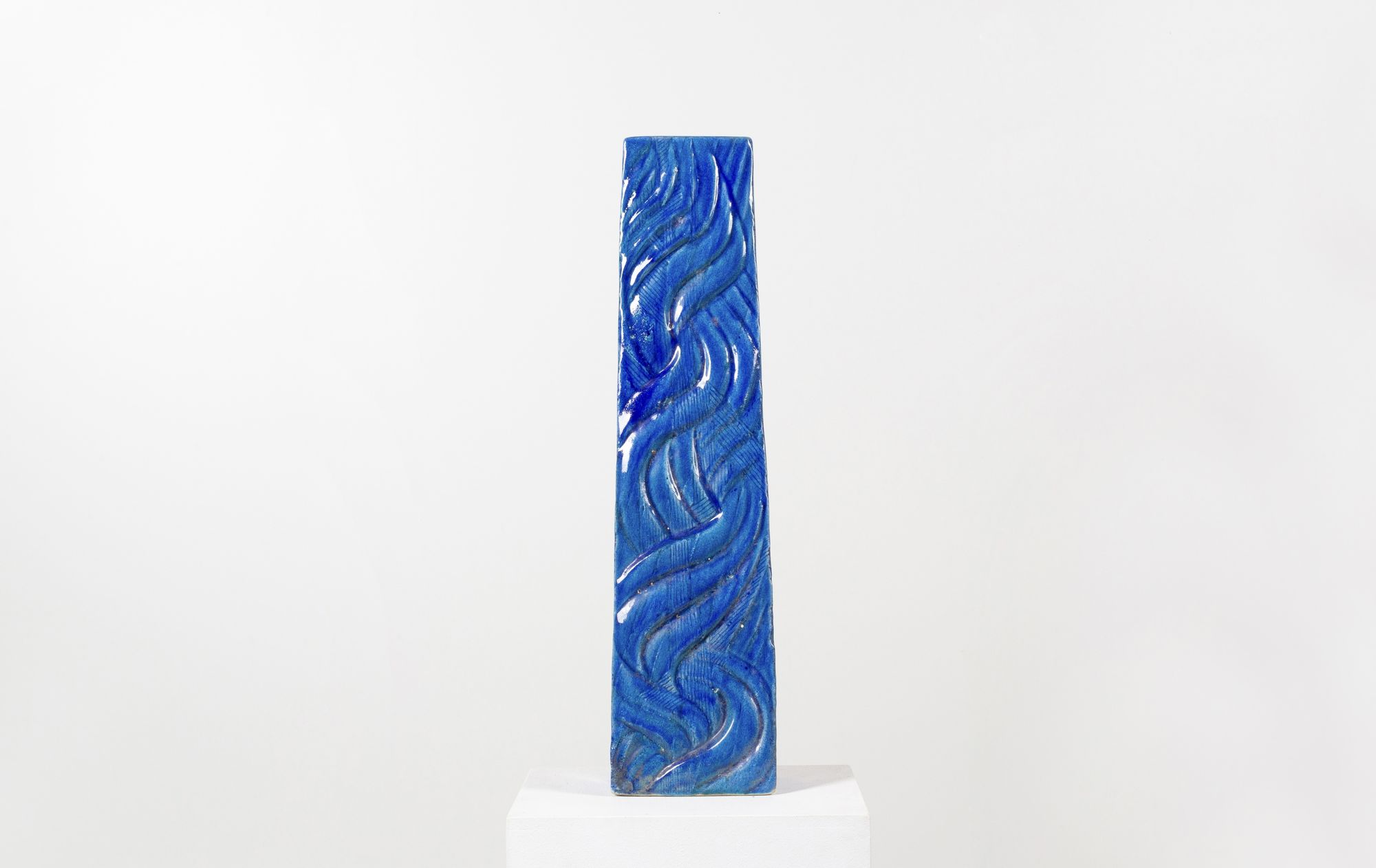 Ceramic "rivière" stele by ceramist Claude Presset