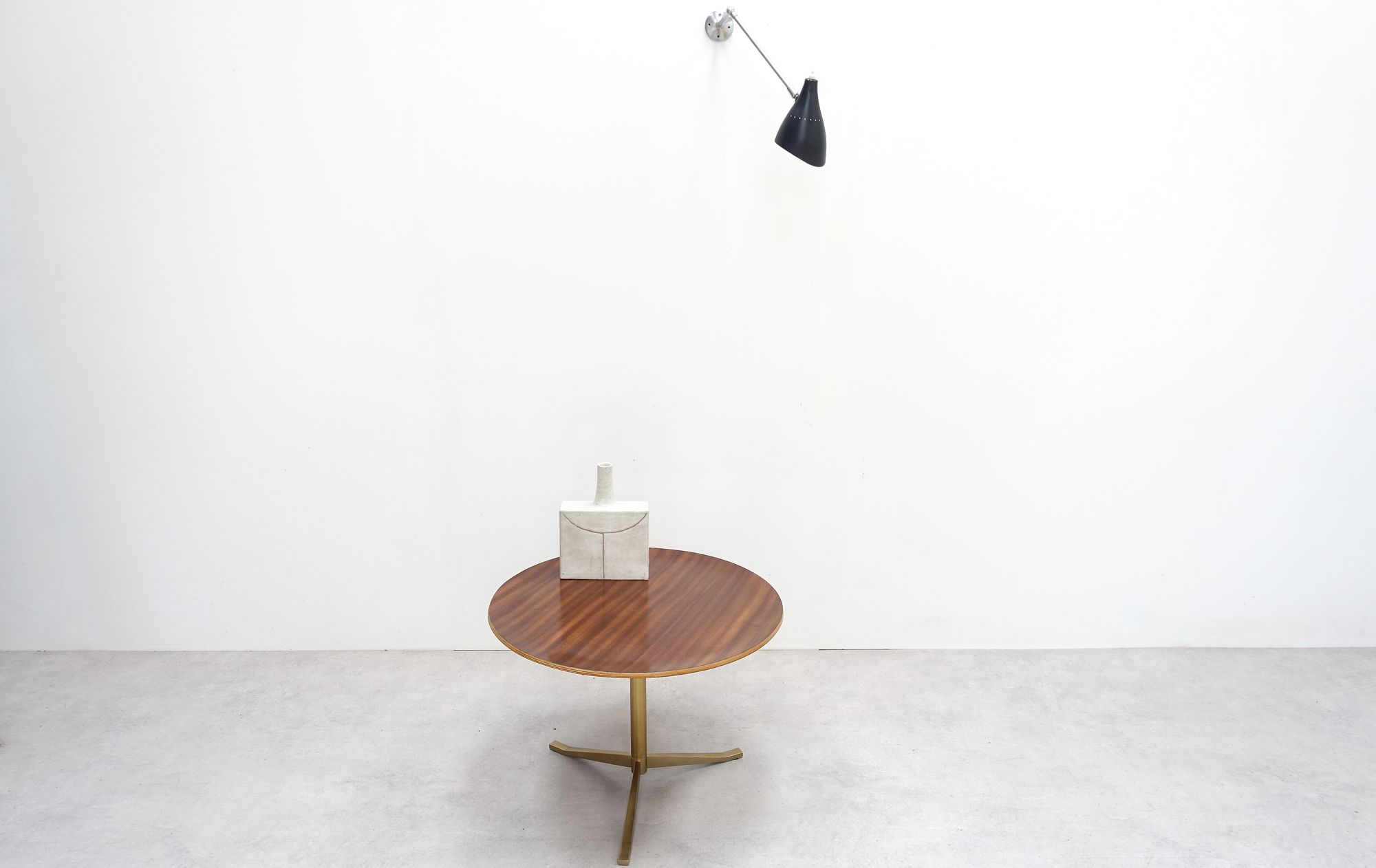 ceramic vase Bruno Gambone circa 1970 side table Osvaldo Borsani '50s wall lamp Giuseppe Ostuni '50s