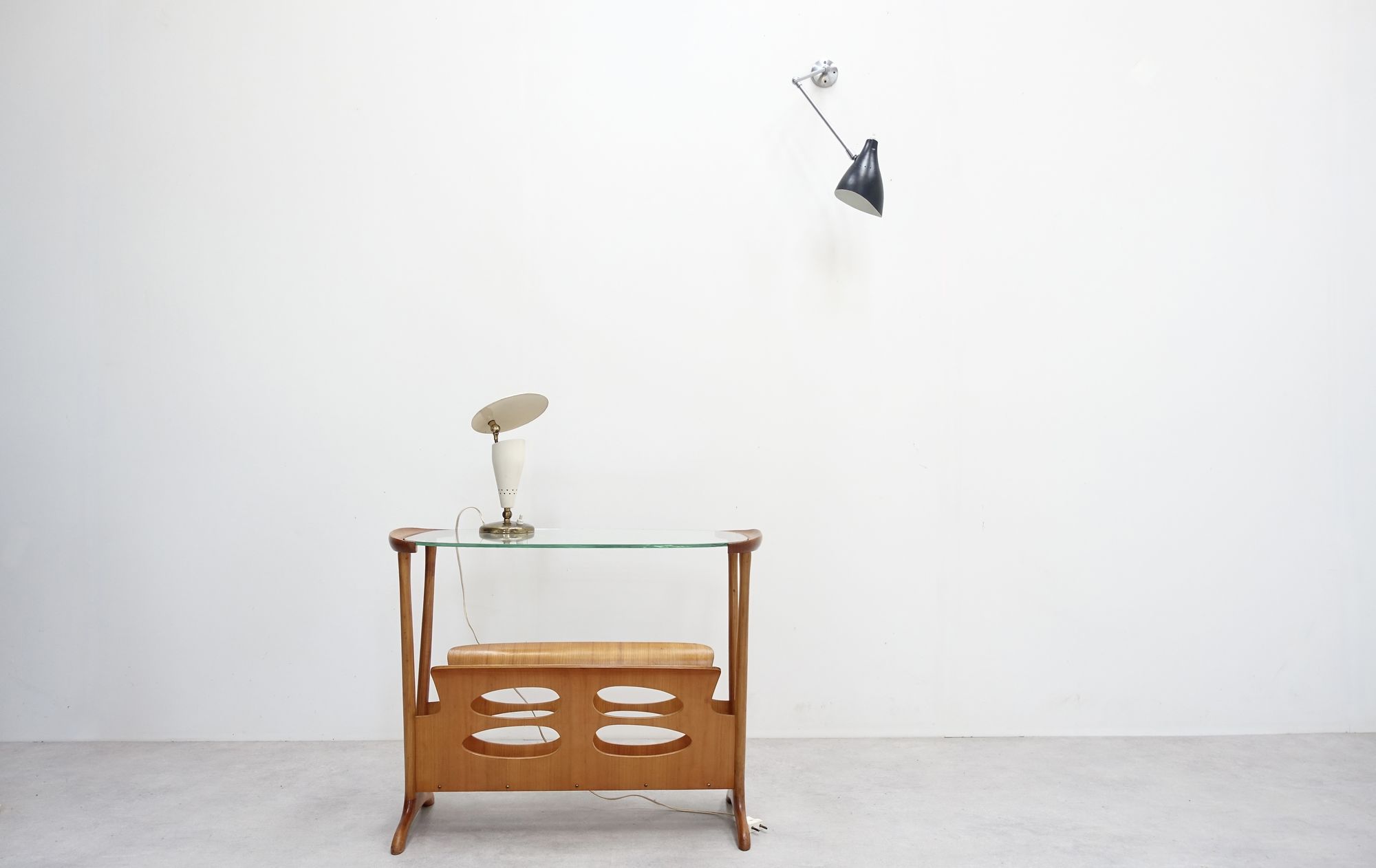 Side table Cassina circa 1950 table lampe Angelo Lelli '50s wall lamp Giuseppe Ostuni '50 s
